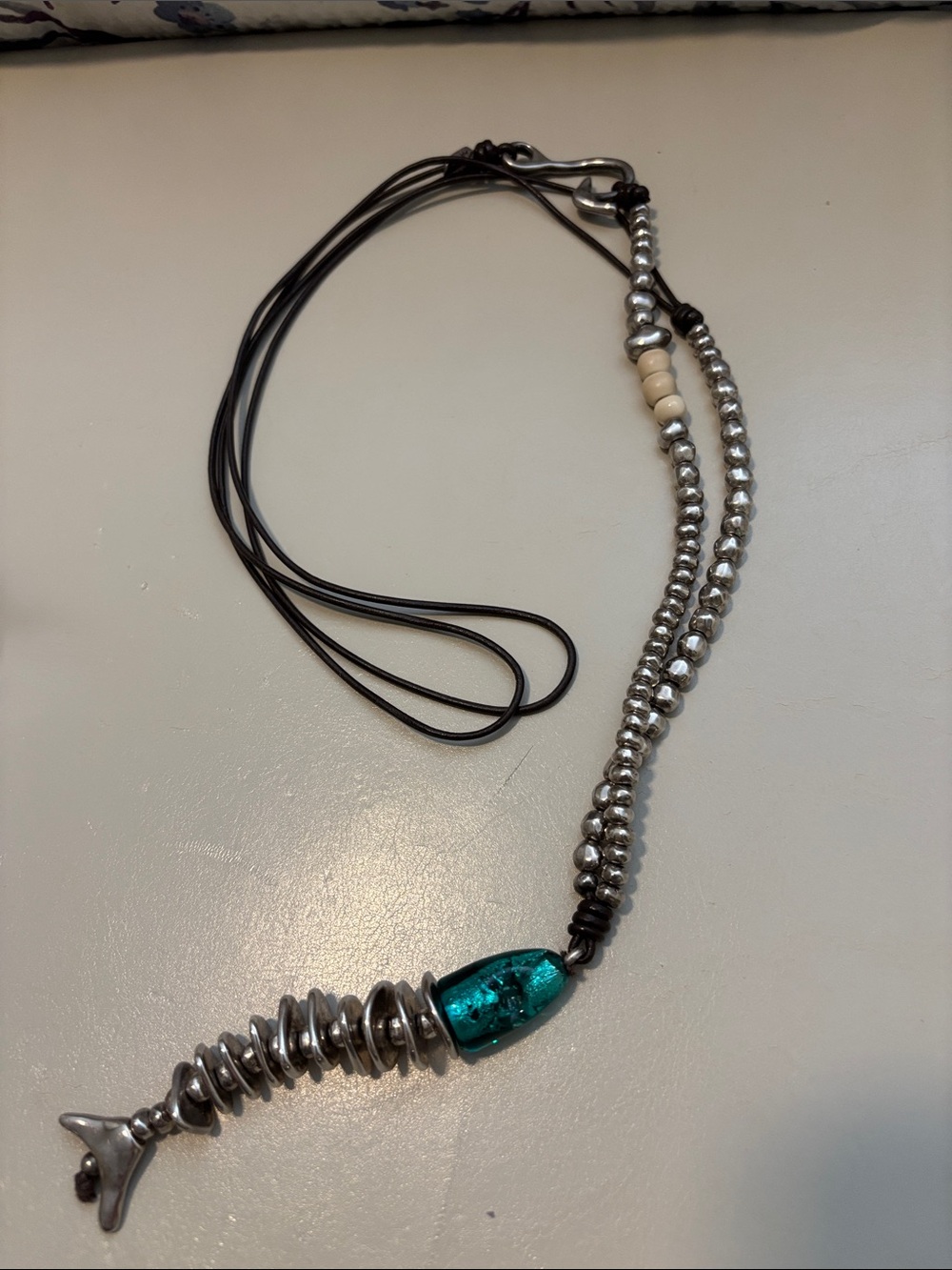 UNO de 50 Turquoise and Silver Fish Pendant Necklace - Picture 3 of 6